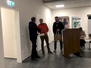Ehrenamt überrascht bei der Mitgliederversammlung des SV Eltern